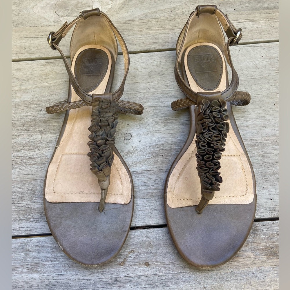 Frye 8 Laurel Flower T-strap Sandals